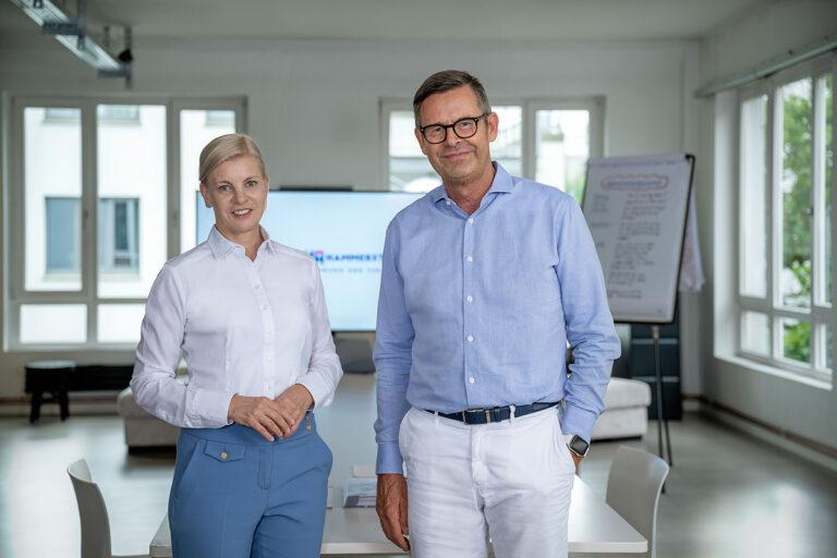 Führung in der Vertrauenslücke – klare Ansätze für restrukturierte und hybride Organisationen  Führung in der Vertrauenslücke – klare Ansätze für restrukturierte und hybride Organisationen